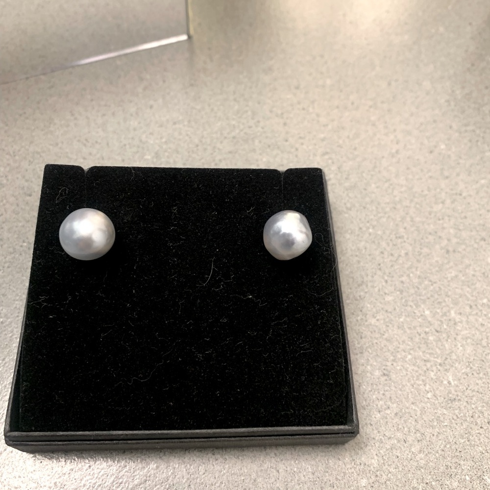 Ladies pearl earrings